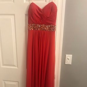 Strapless elegant dress.